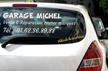 Cr&eacute;ation de lettrage personnalis&eacute; pour voiture