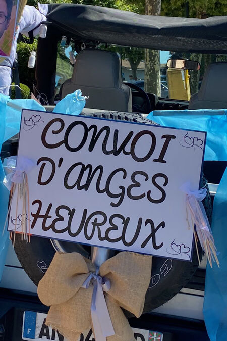 Stickers texte sur la voiture des mariés